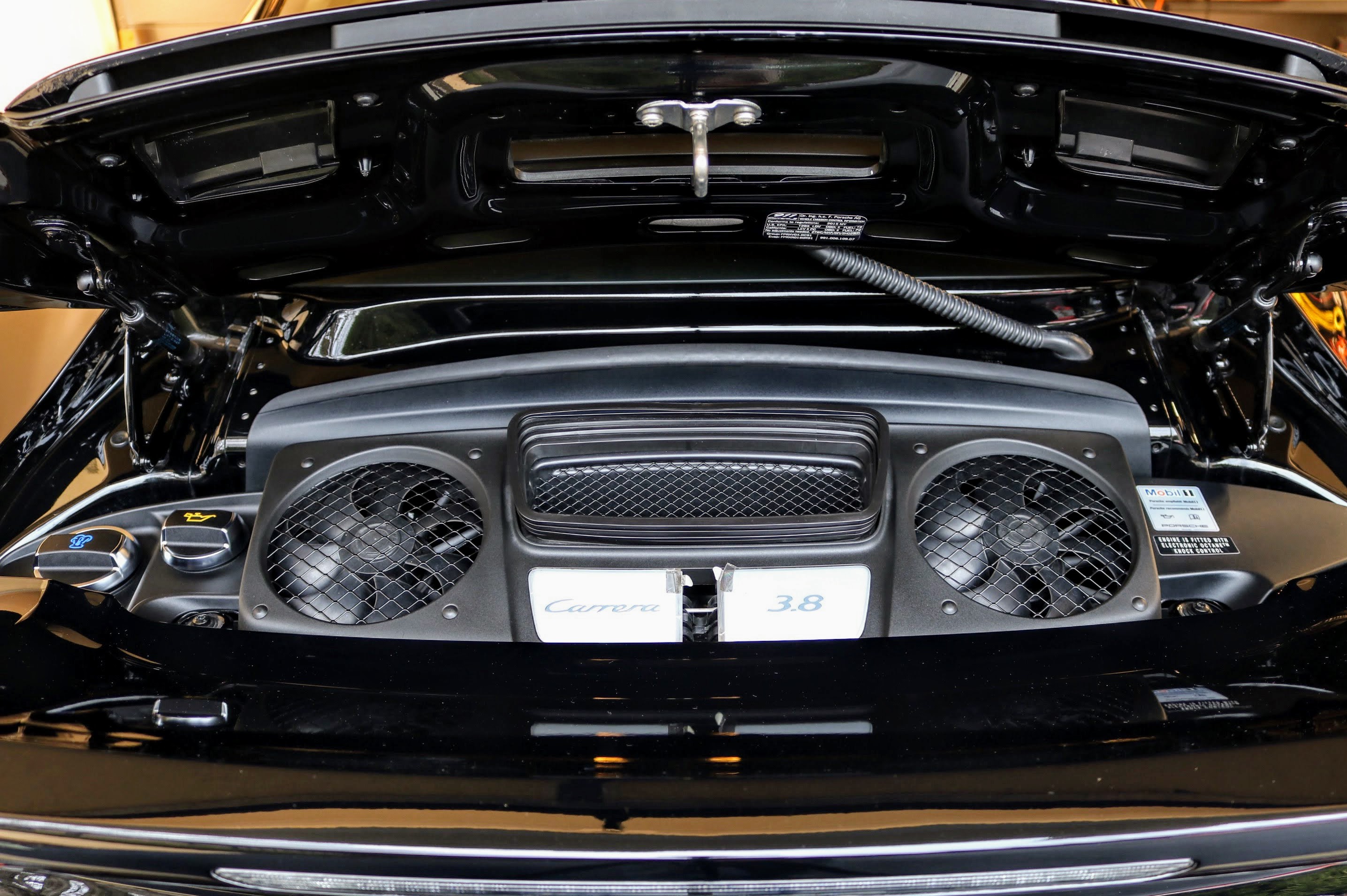 Porsche 911 (991.1) engine compartment